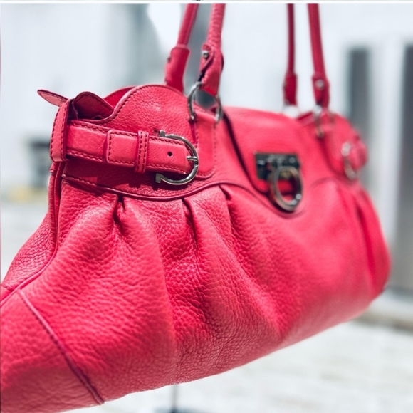 Salvatore Ferragamo Authentic Salmon Colored Pebble Grain Leather Bag - Picture 4 of 9